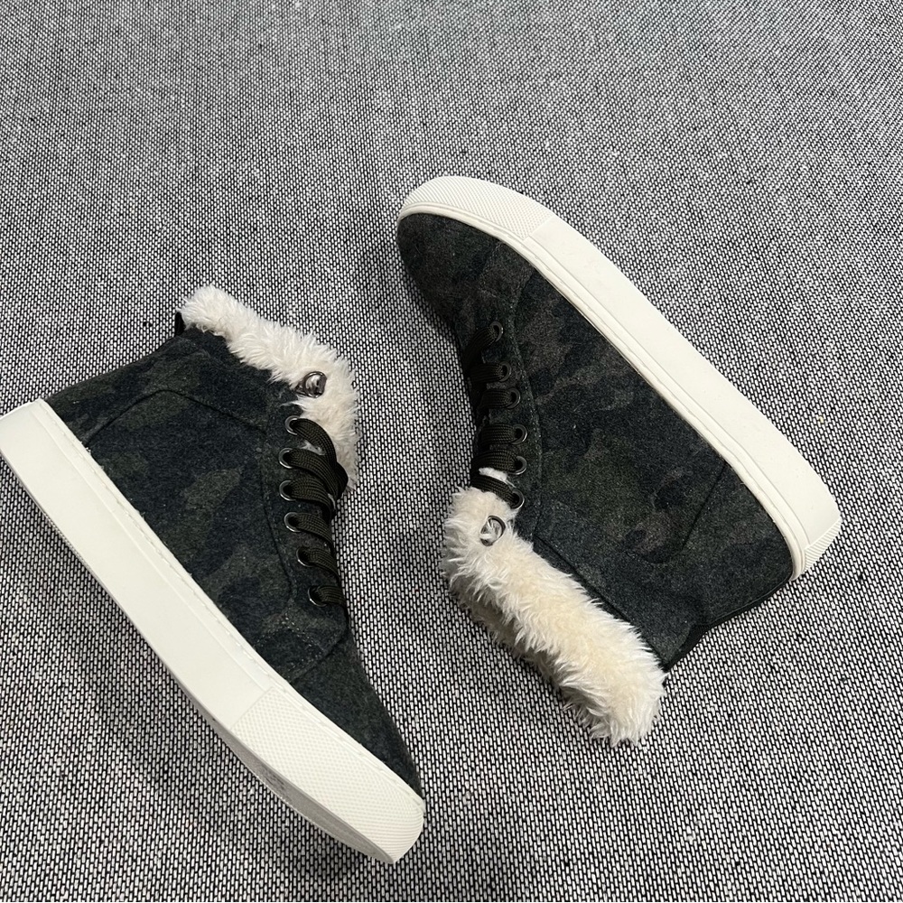 Corkys Templin‎ hi-top lace up camosneakers size 7
